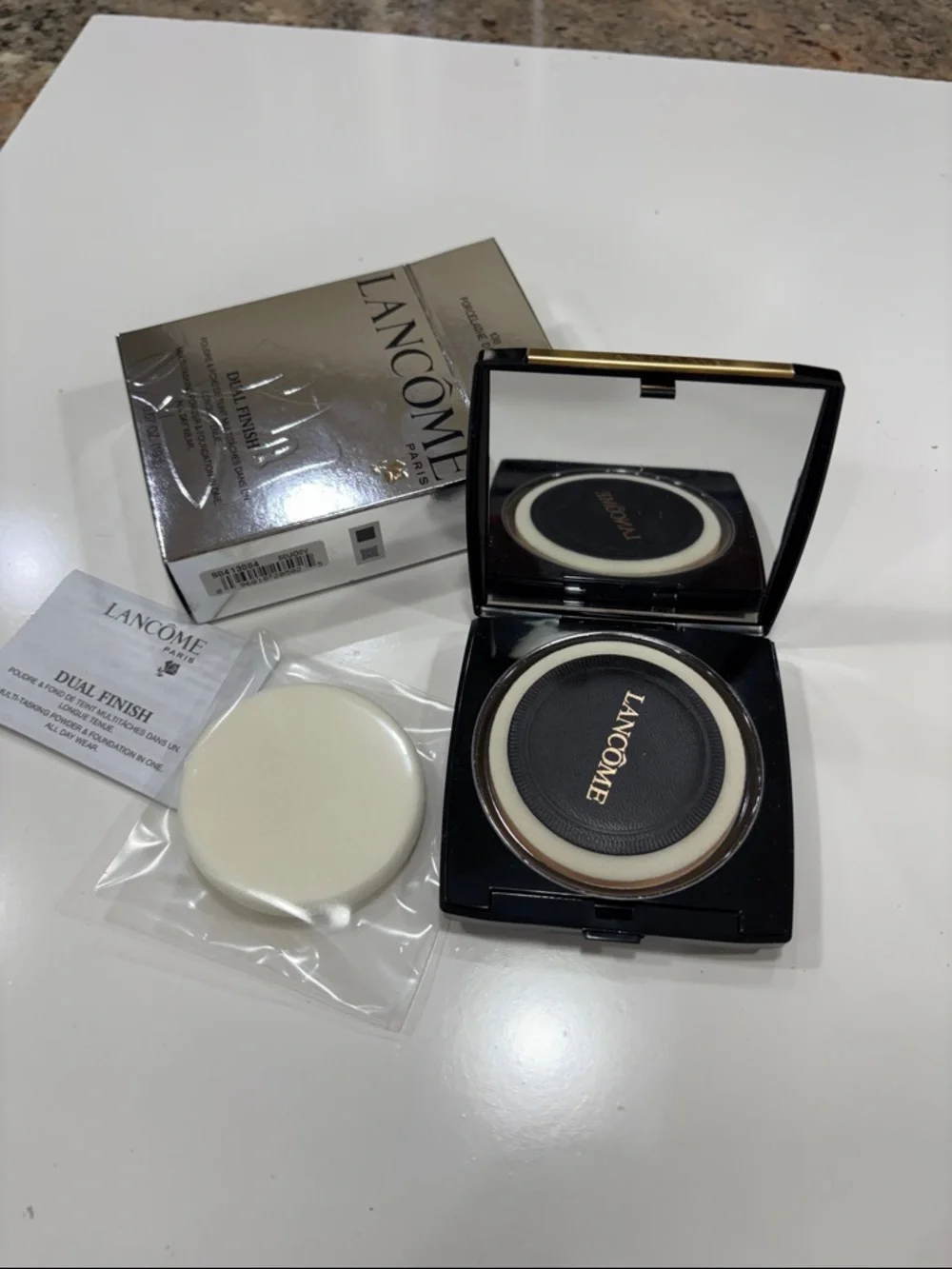 Lancôme Dual Finish Powder/ Foundation Compact in Silver - Picture 3 of 5